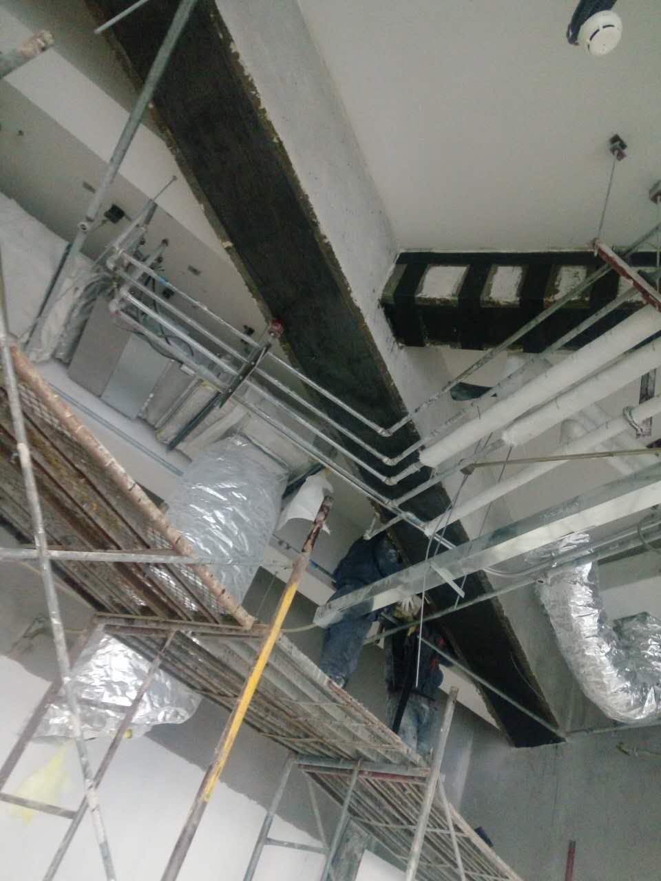 1561428788351561.jpg 6.碳纤维布粘贴.JPG